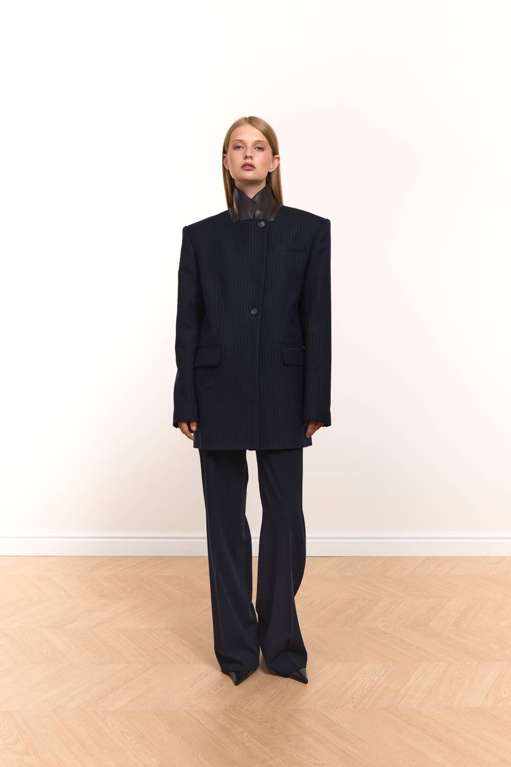 Straight-Leg Trousers in dark navy2