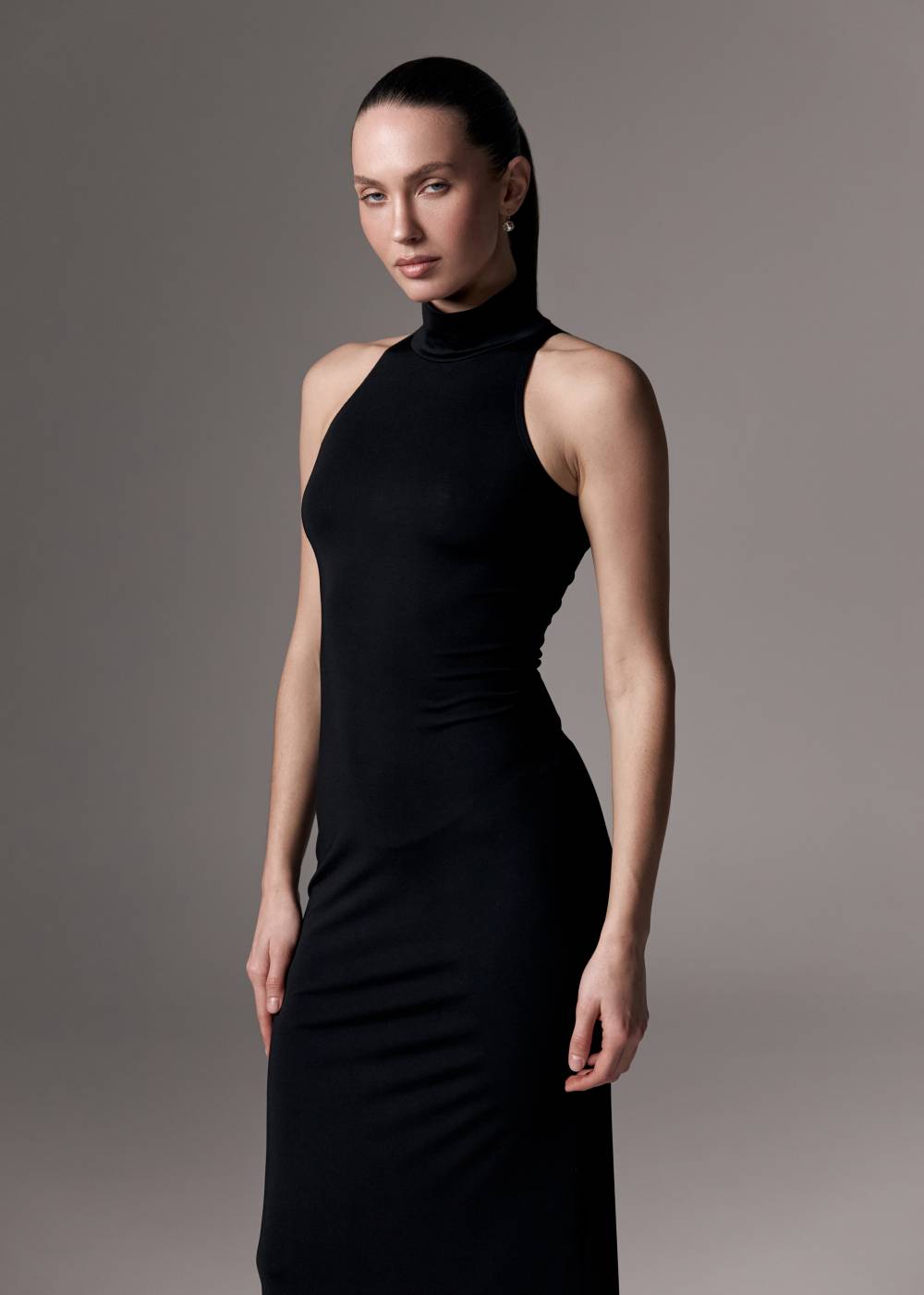 BLACK MAXI DRESS WITH A HALTER CUTOUT4