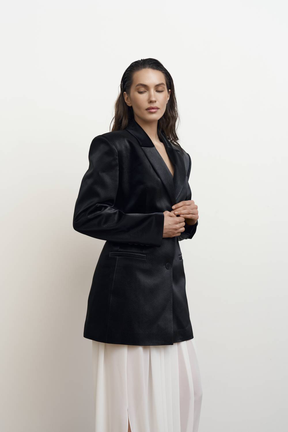 Reptile-embossed fitted blazer7