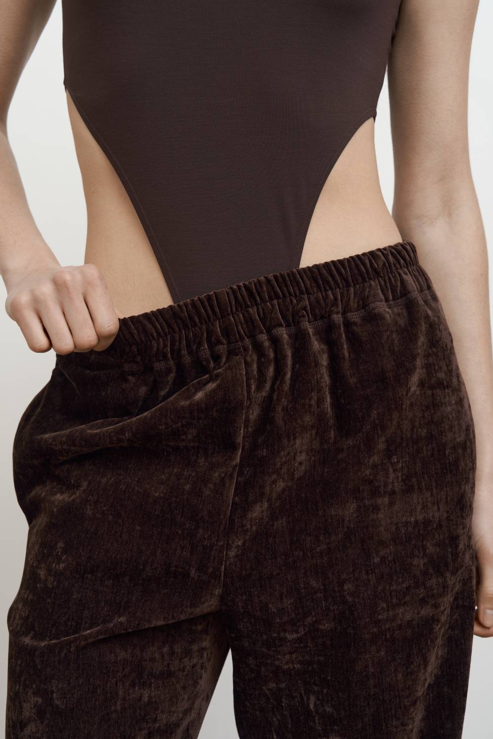 Velvet elastic-waist trousers4