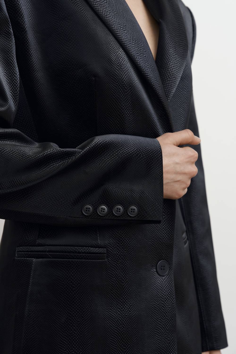Reptile-embossed fitted blazer8
