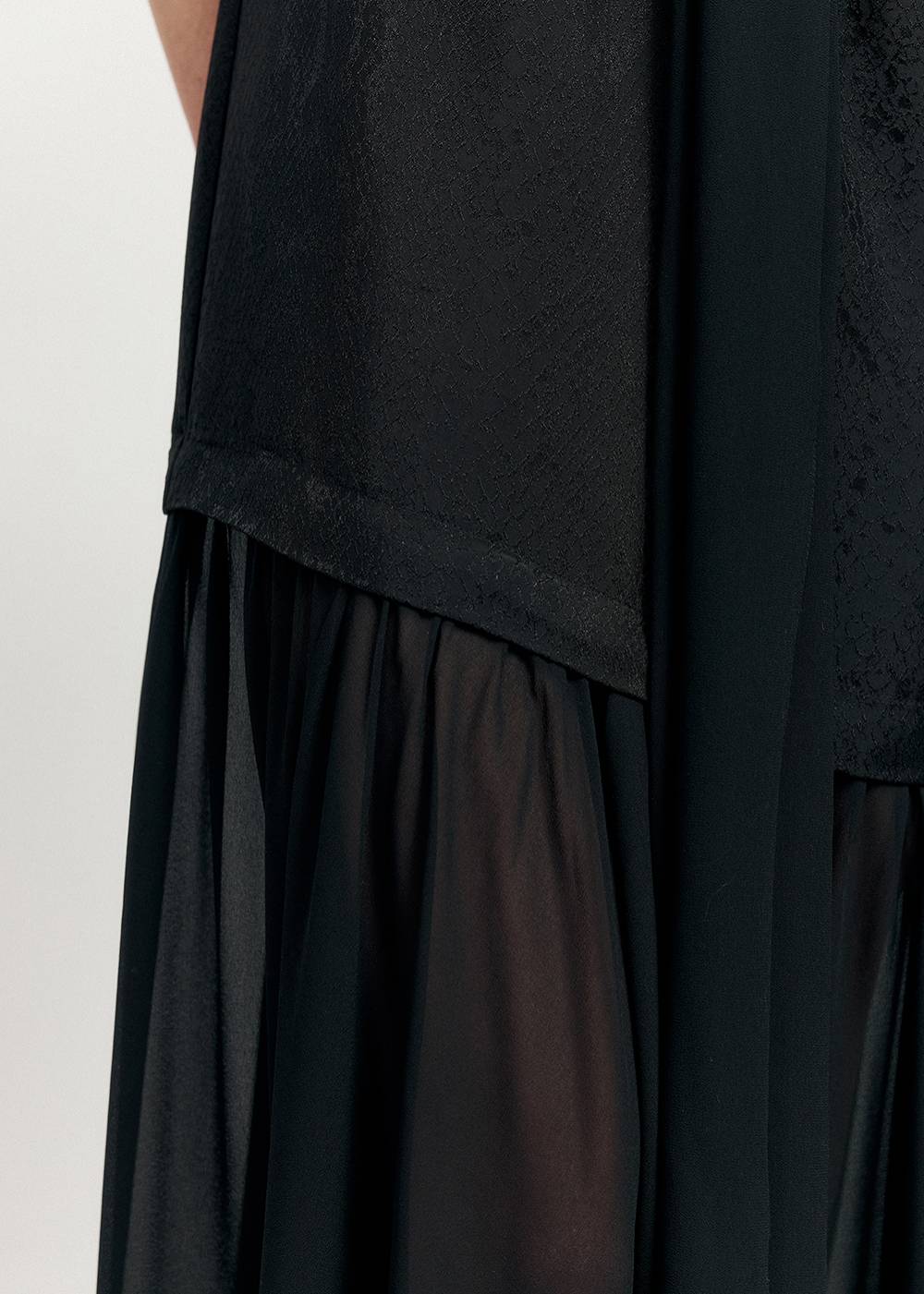 BLACK MAXI DRESS WITH REPTILES PRINT3