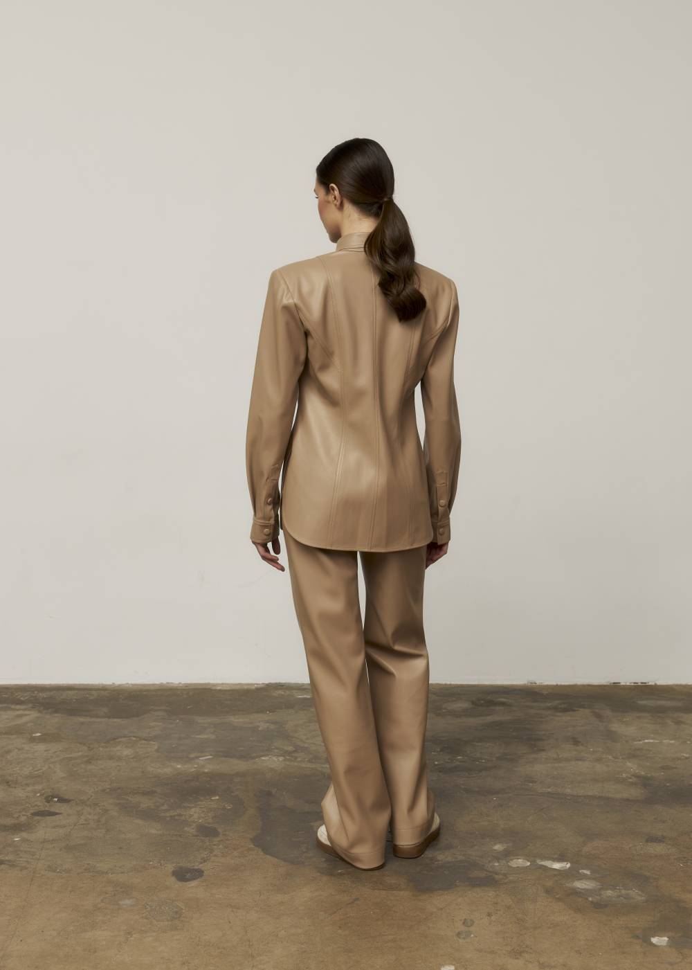 BEIGE SHIRT MADE OF ECO LEATHER WITH A SLIM FIT4