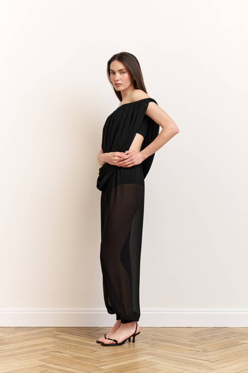Chiffon trousers with an elastic waistband4