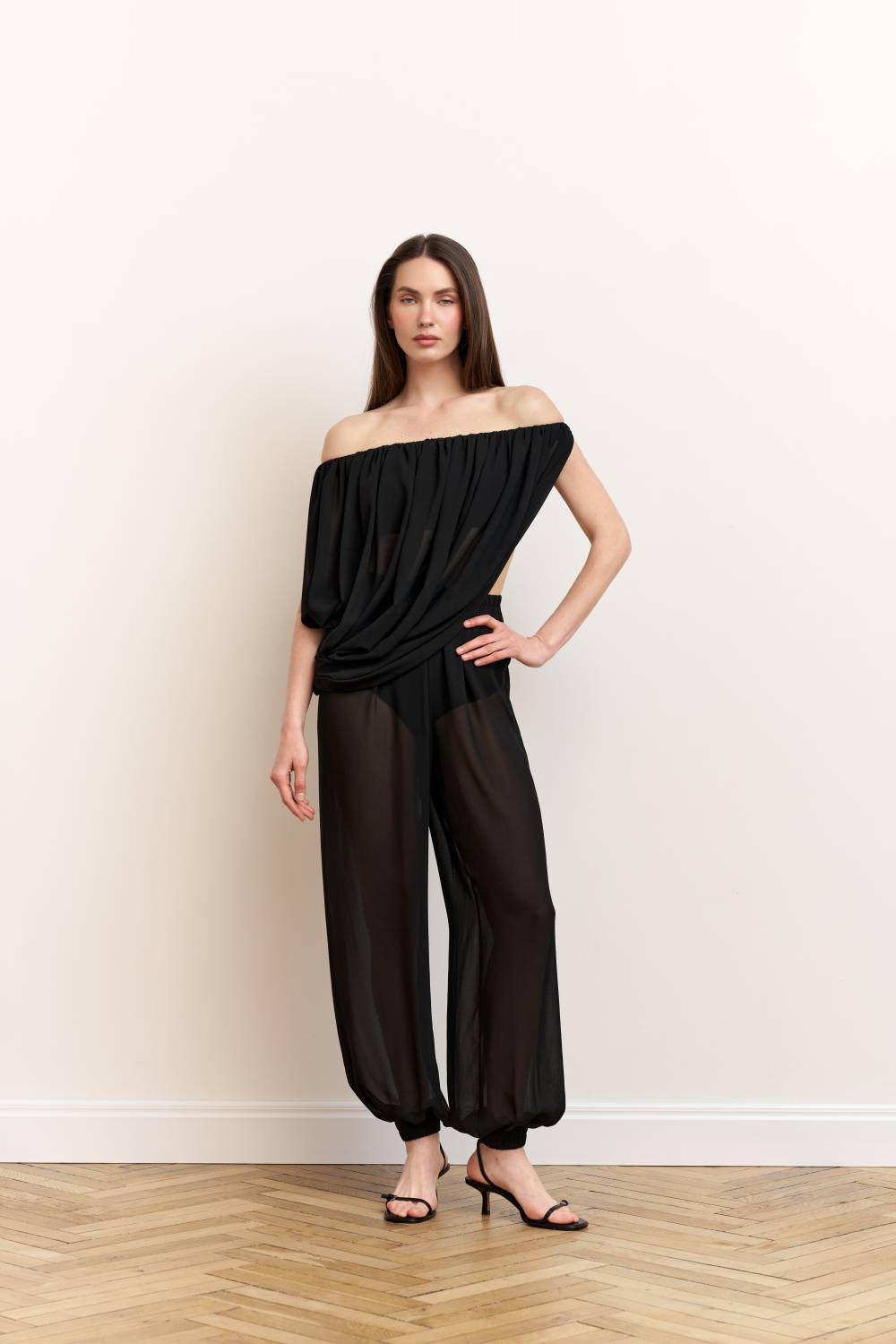Chiffon trousers with an elastic waistband3