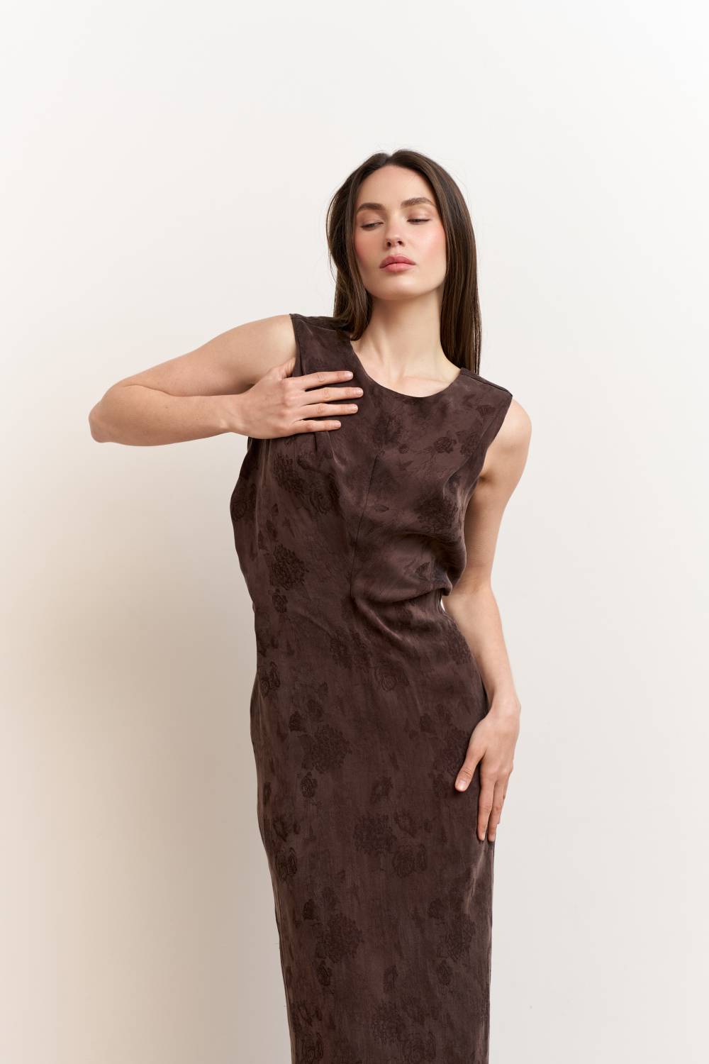 Fitted midi dress in brown2