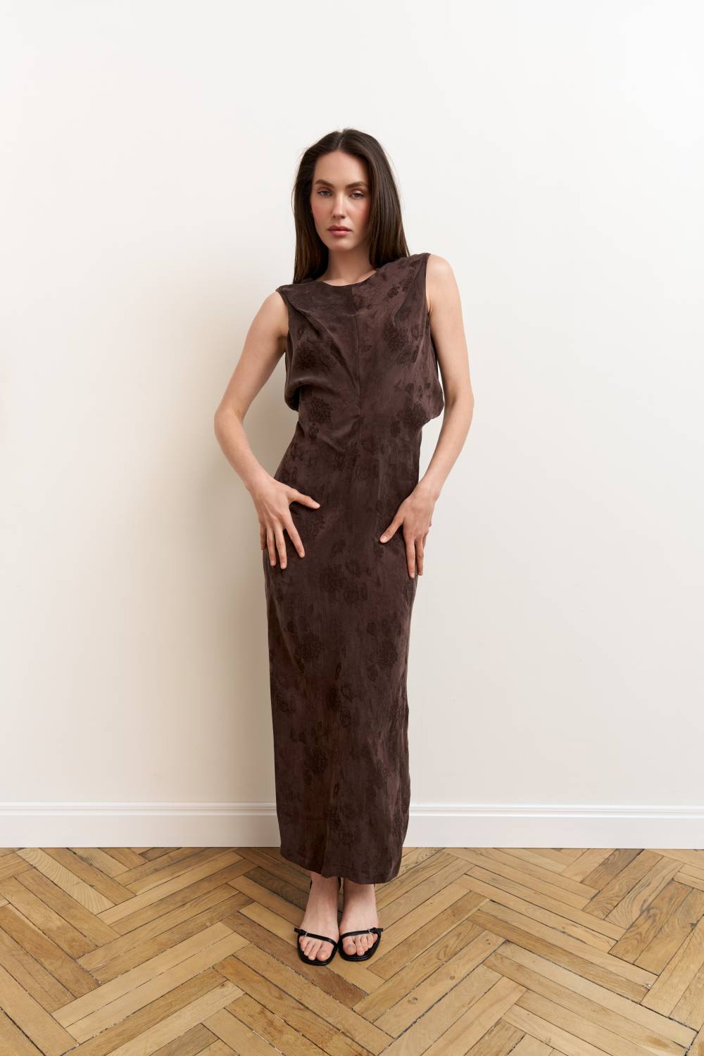 Fitted midi dress in brown6