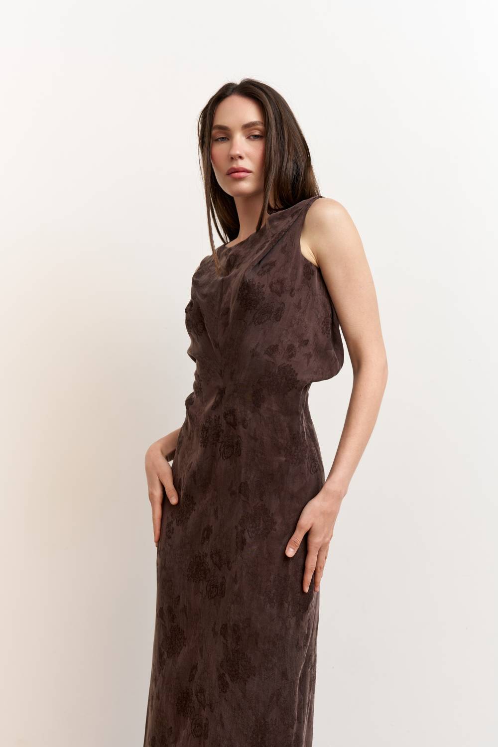 Fitted midi dress in brown10