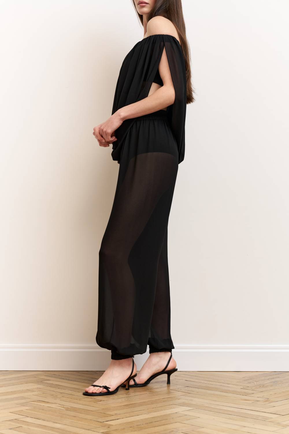 Chiffon trousers with an elastic waistband2