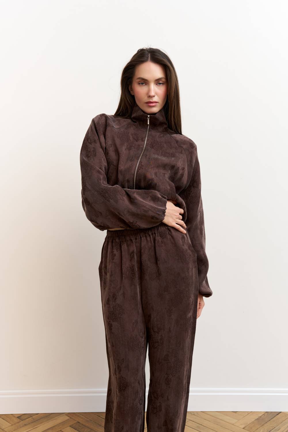 Brown straight-leg elastic waist trousers9