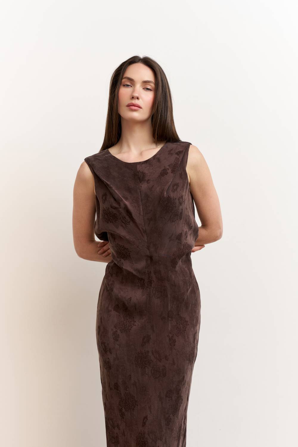Fitted midi dress in brown7