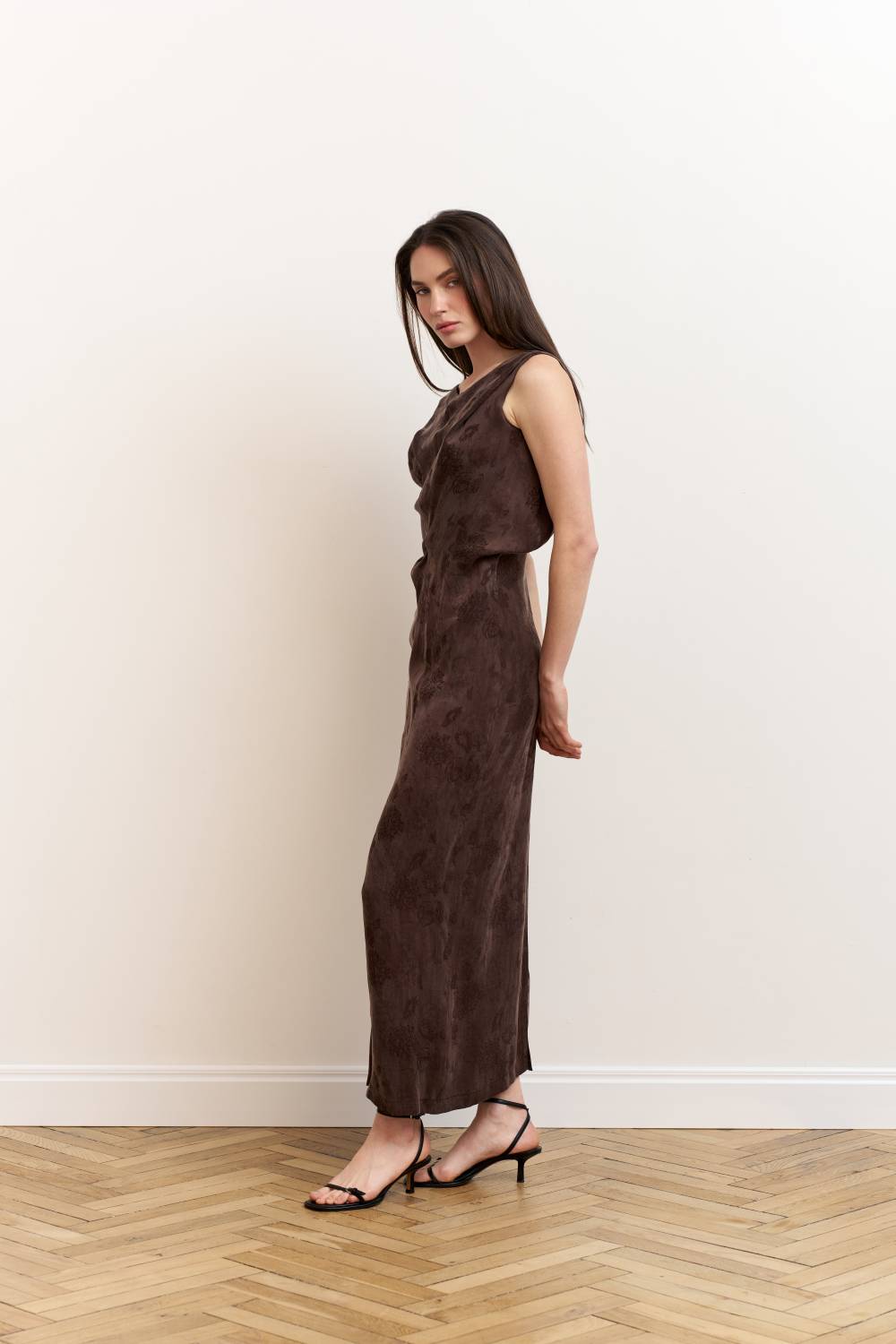 Fitted midi dress in brown9