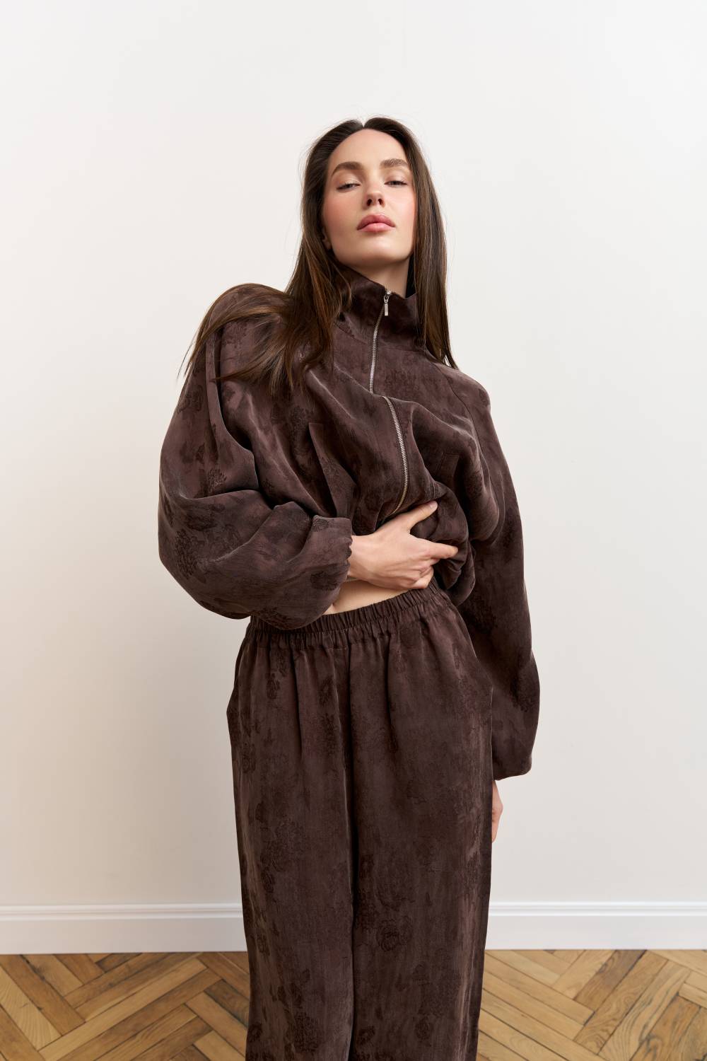 Brown straight-leg elastic waist trousers3
