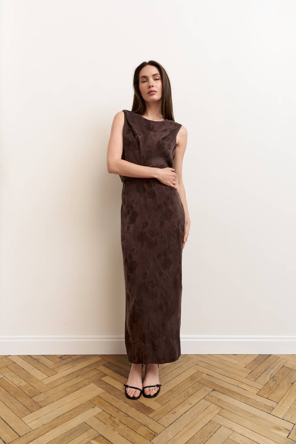 Fitted midi dress in brown 1