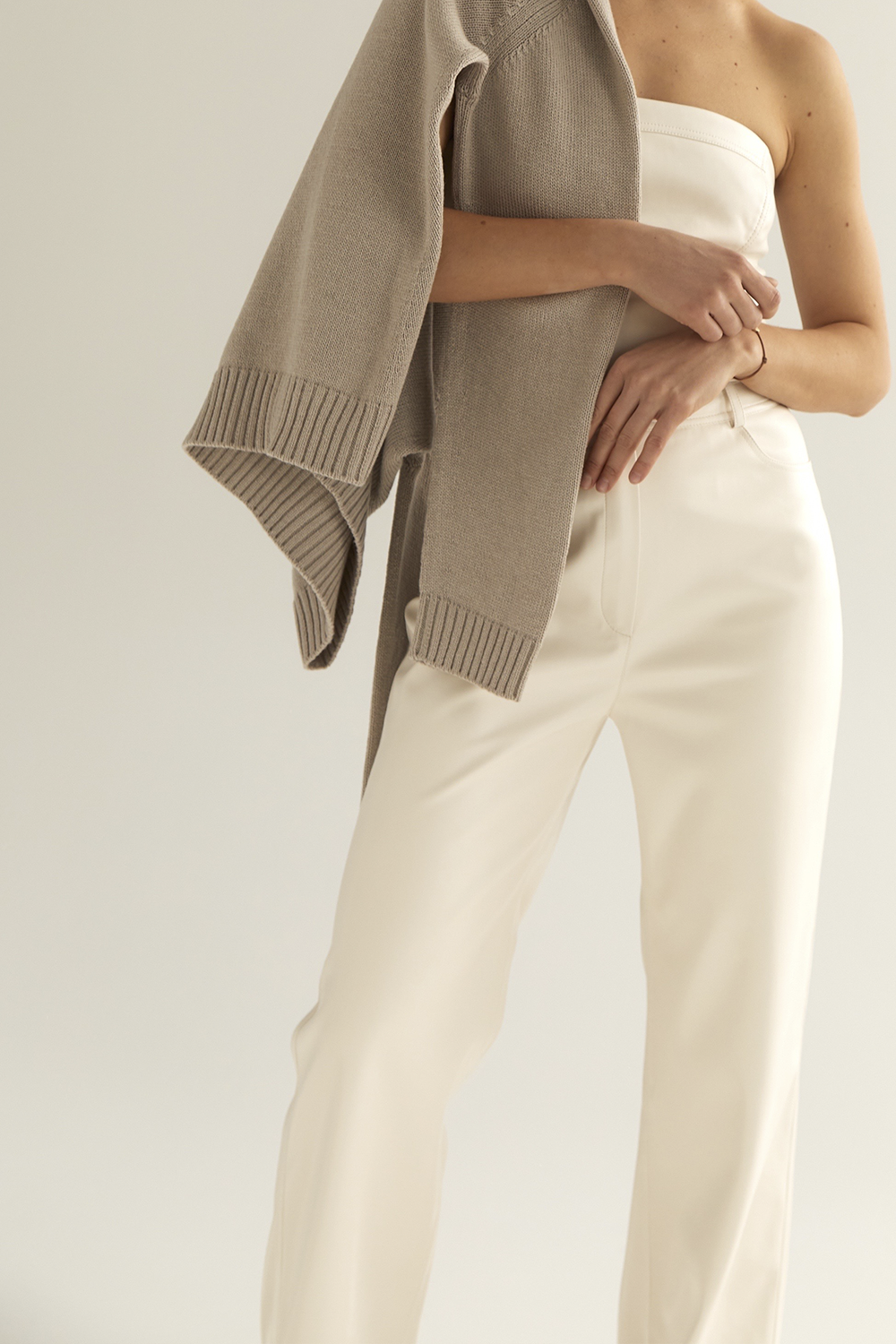 Milky straight-cut trousers3